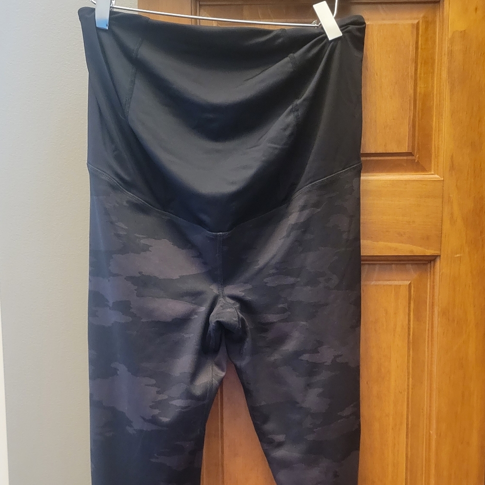 Maternity active workout camo pants S